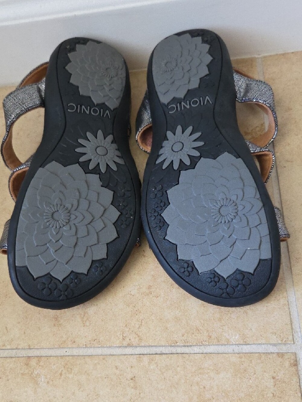 VIONIC AMBER Metallic Silver Strappy Slingback Sandals Adjustable Velcro Sz 6 - Picture 12 of 14